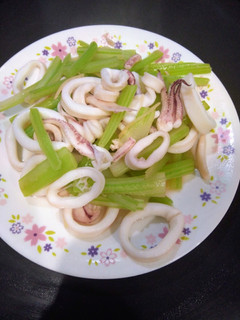 西芹中卷(低醣餐)(家常菜)(下酒菜)(一鍋到底料理) 的食譜成品照片