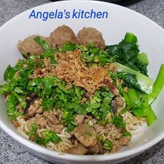 A picture of Chicken Mushroom Noodles.