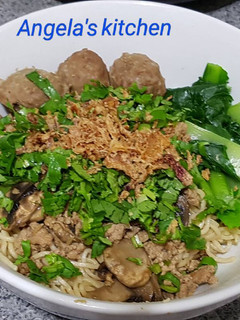 A picture of Chicken Mushroom Noodles.