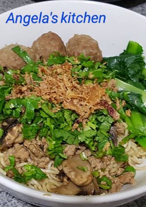 A picture of Chicken Mushroom Noodles.