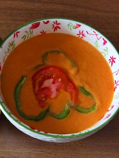 Una foto de Gazpacho de la abuela con Mambo