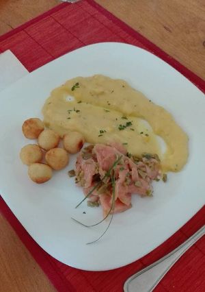 Una foto de Salmón con polenta