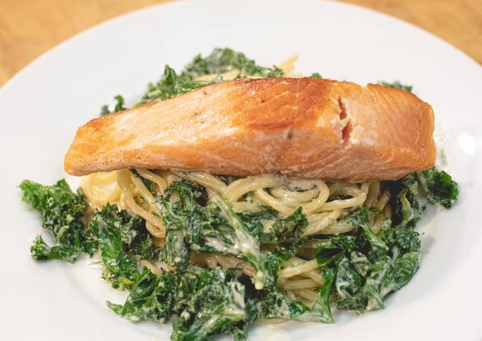 Cream pasta with kale and salmon