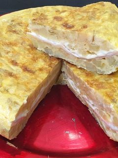 Una foto de Tortilla de patatas rellena de york y queso