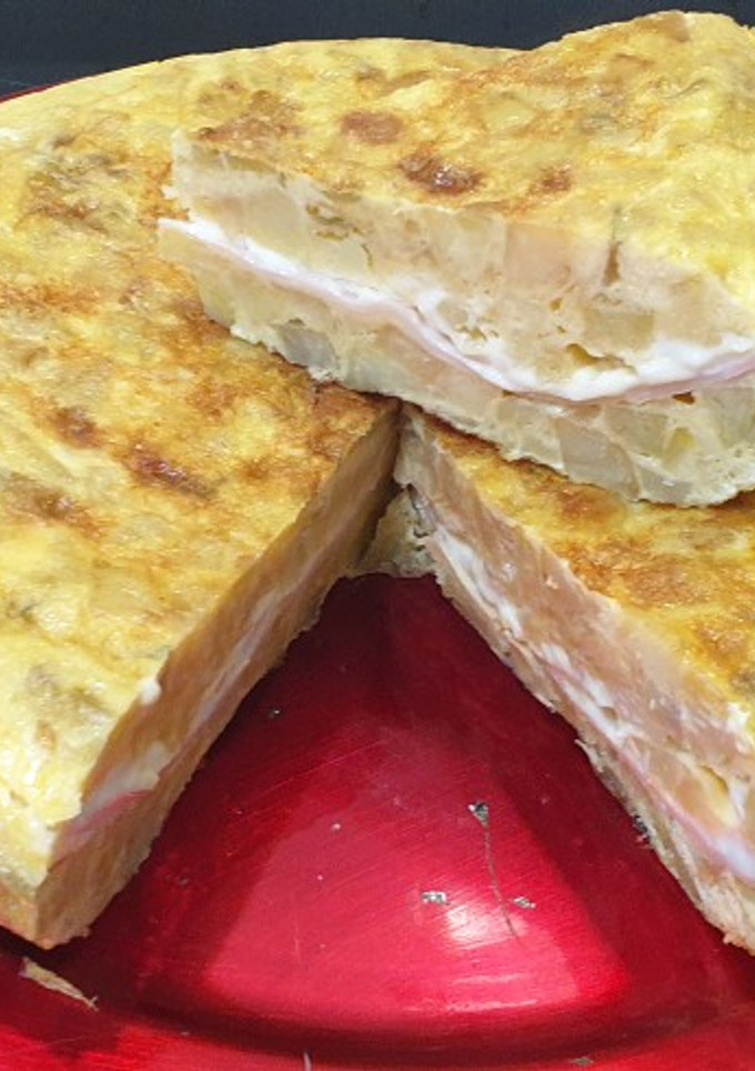 Una foto de Tortilla de patatas rellena de york y queso