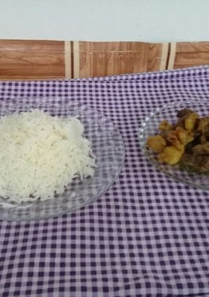 عکسی از دستور برنج با گوشت سرخ کرده با سالاد