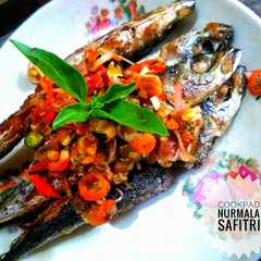A picture of Ikan goreng sambal matah.