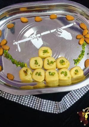 मलाई पेड़ा (malai peda recipe in Hindi) रेसिपी मुख्य फोटो