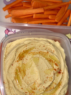 Una foto de Hummus de garbanzo casero :)