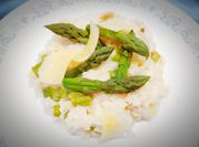 Une photo de risotto asperge verte