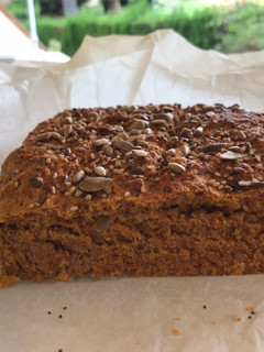 Una foto de Pan de zanahoria con harina integral y semillas