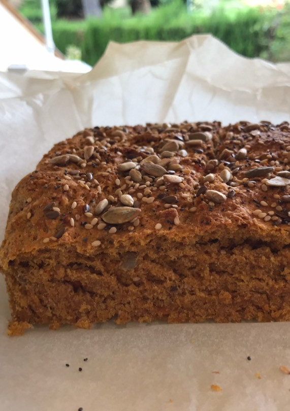 Una foto de Pan de zanahoria con harina integral y semillas