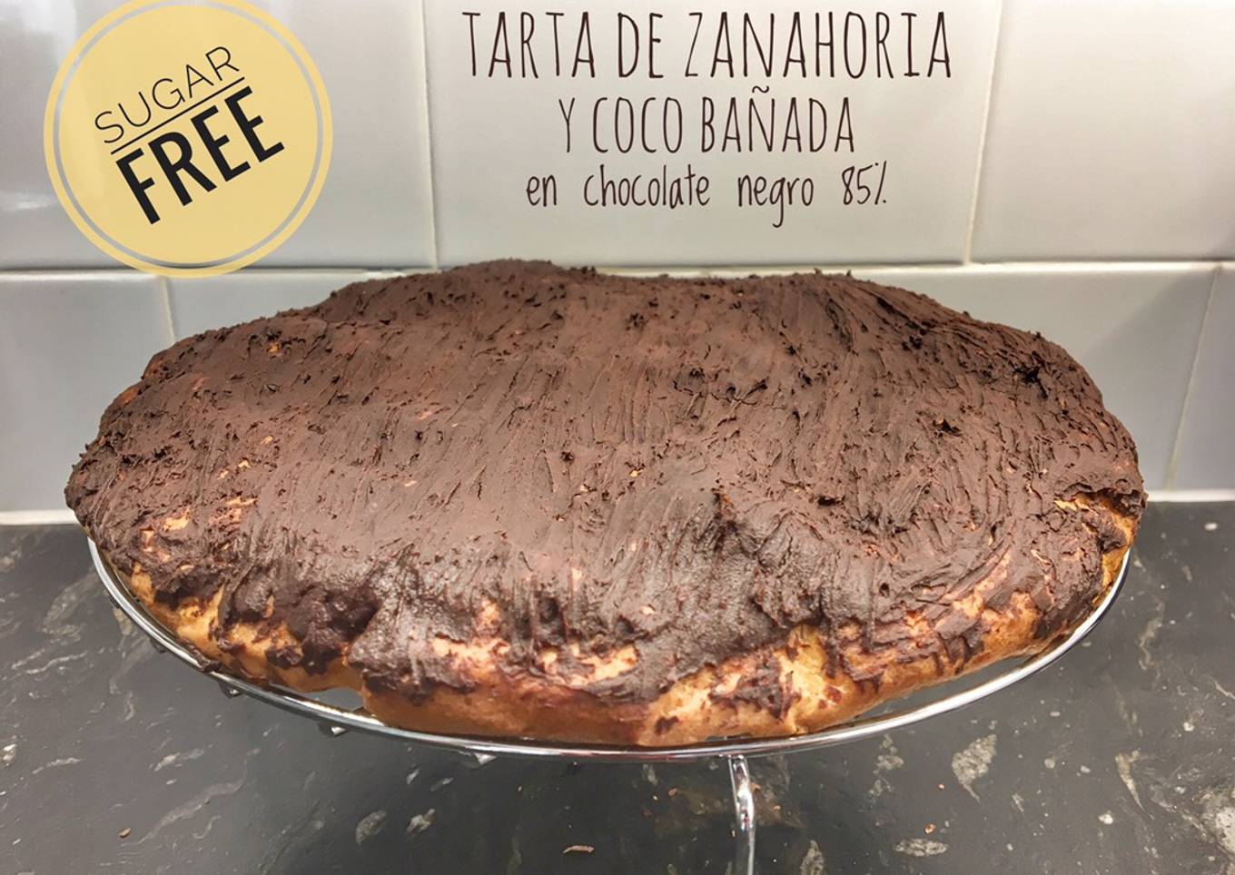 Tarta de zanahoria y coco bañada en chocolate 85%