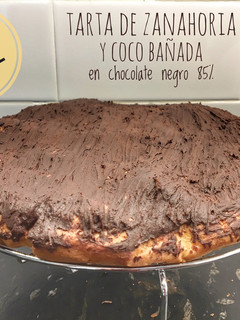 Una foto de Tarta de zanahoria y coco bañada en chocolate 85%