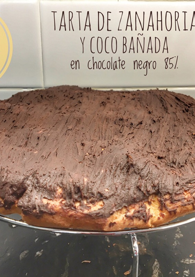Una foto de Tarta de zanahoria y coco bañada en chocolate 85%