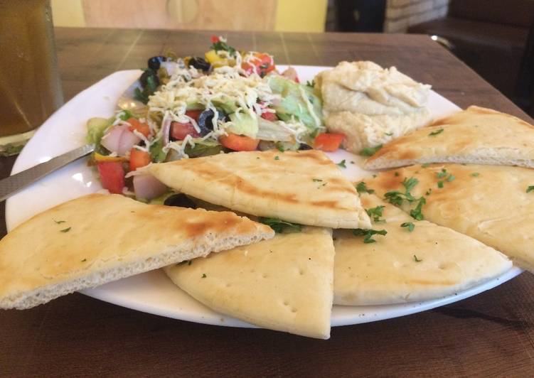 Mediterranean salad with pita bread