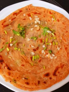 ગાર્લિક લચછા પરાઠા (Garlic Lachha Paratha Recipe in Gujarati) રેસીપી મુખ્ય ફોટો