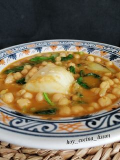 Una foto de Potaje de garbanzos y bacalao al curry con pak Choi