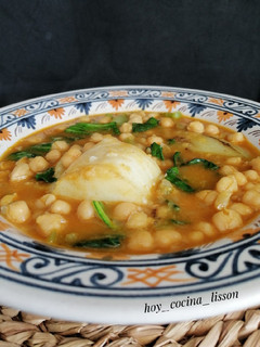 Una foto de Potaje de garbanzos y bacalao al curry con pak Choi