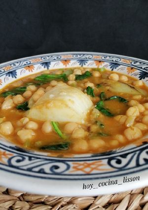 Una foto de Potaje de garbanzos y bacalao al curry con pak Choi