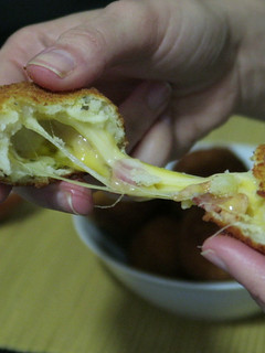 Una foto de Bolitas de patata rellenas de bacon y queso (Vídeo)