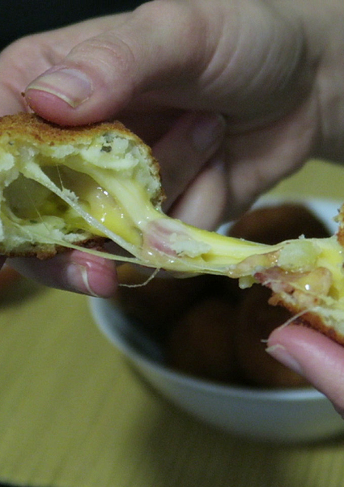 Una foto de Bolitas de patata rellenas de bacon y queso (Vídeo)