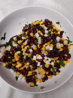 Una foto de Ensalada de porotos negros 🥗