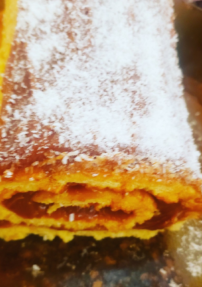 Una foto de Arrollado de dulce de leche y coco