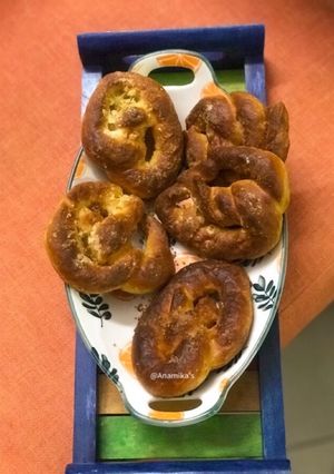 A picture of Cinnamon-Sugar Pretzels Depiction of Aunt Anne’s.
