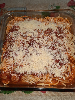 Una foto de Fideos al horno con salsa de salchicha criolla