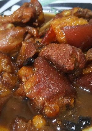 A picture of Lo tu kha (pork leg in soy sauce).