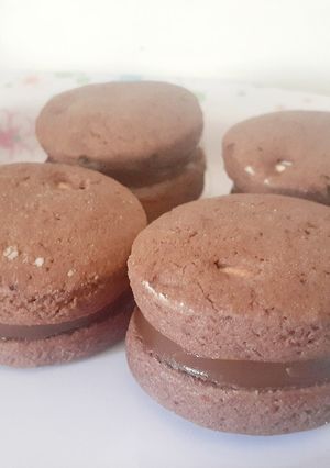 Una foto de Alfajores de chocolate con chips!!! Insuperables🍪