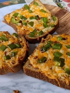 ચીઝ ચીલી ઓપન સેન્ડવીચ (Cheese Chili Open Sandwich Recipe In Gujarati) રેસીપી મુખ્ય ફોટો