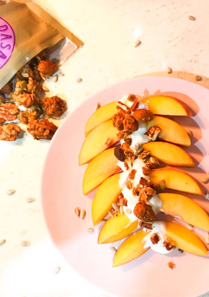 Una foto de Duraznos con yoghurt y granola 🧡