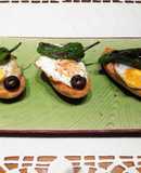 Panecillos crujientes con huevos de codorniz y pimientos de Padrón