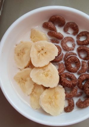 A picture of Breakfast Cereal With Banana.