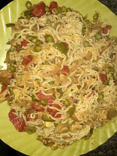 वेजी मैगी (Veggie Maggi recipe in hindi) रेसिपी मुख्य फोटो