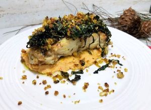 Foto de Bacalhau confitado em cama de Humus com crumble de broa e couve Galega!