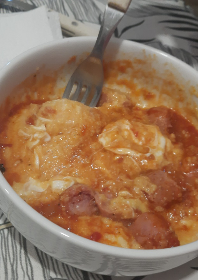 Una foto de Polenta cremosa con salsa de salchicha criolla