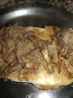 Una foto de Tostada de berenjena y cebolla caramelizada