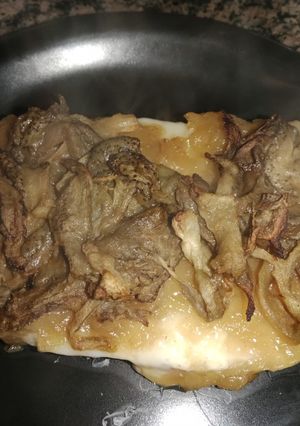 Una foto de Tostada de berenjena y cebolla caramelizada