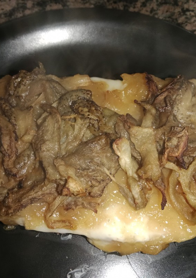 Una foto de Tostada de berenjena y cebolla caramelizada