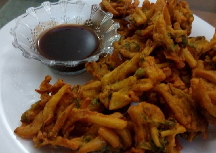 Steps to Make Any-night-of-the-week Piyaz Allu Ke Pakoray