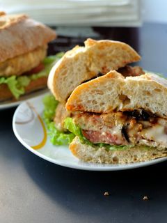 Una foto de Hamburguesa de pollo rellena de jamón y queso de cabra