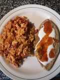 Huevos con chorizo y un tlacoyo