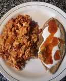 Huevos con chorizo y un tlacoyo