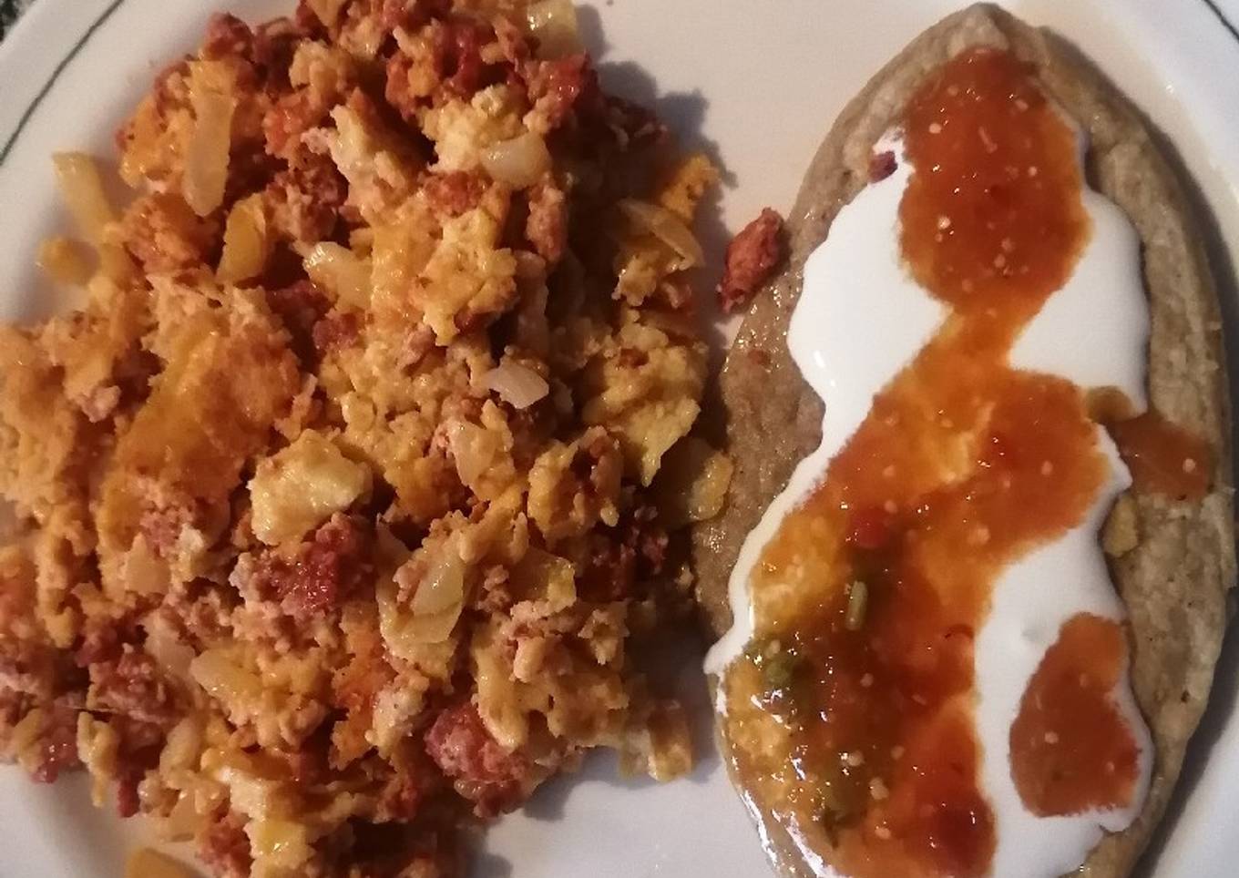 Huevos con chorizo y un tlacoyo