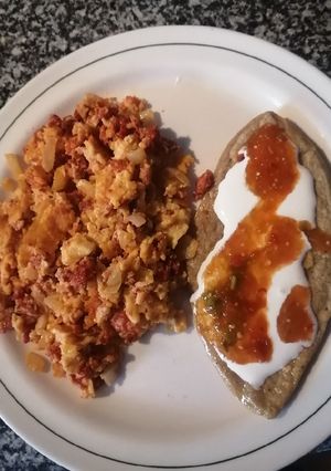 Una foto de Huevos con chorizo y un tlacoyo