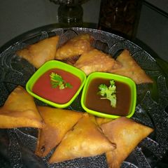 A picture of Chicken samosa.