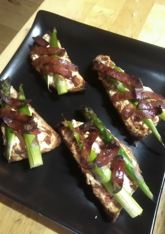 Una foto de Pincho de Queso de chorizo y Espárragos